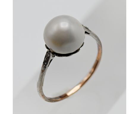 A single Akoya pearl (white/rose) and diamond ring, (not hallmarked), tested 9ct gold, 2.50g, size Q/R.