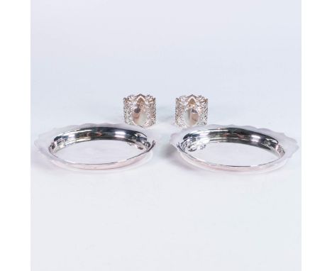 A pair of silver oval shaped dishes and pair of silver serviette rings, 285.8g. (4)