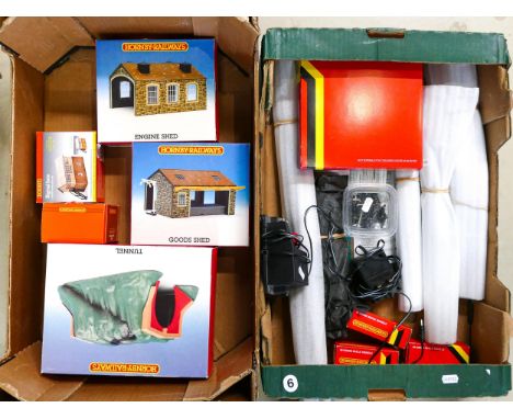 A collection of OO gauge Boxed Model Railway Track &amp; accessories to include - R519 Engine Shed, R522 Goods Shed, R576 Tun