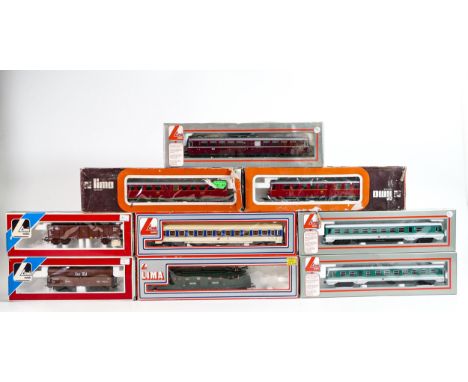 Model trains - Nine Lima HO Gauge Model Railway Carriages, some boxes distressed 
