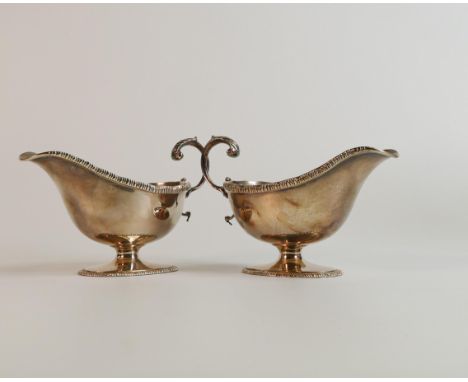 Pair of silver sauceboats, hallmarked for Birmingham 1926, 302g. (2) 