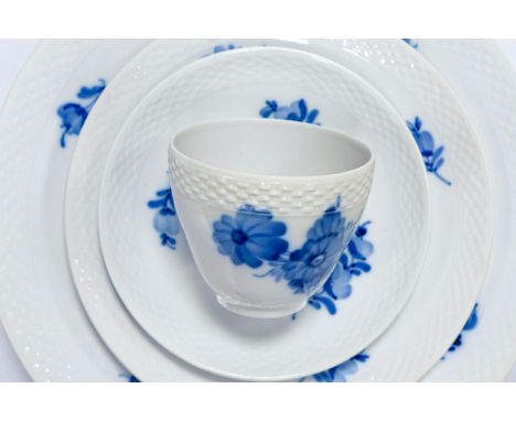 Royal Copenhagen Blue Flower pattern tea &amp; dinner ware to include coffee pot, dinner plates, cups &amp; saucers, rimmed b