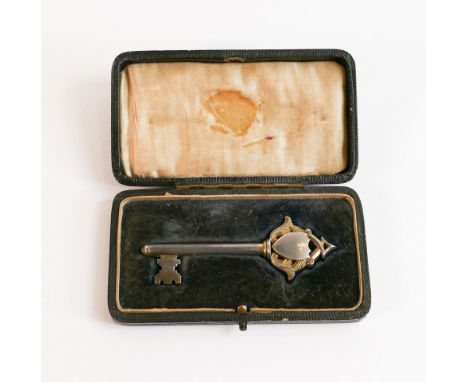 Silver presentation key hallmarked for Birmingham 1911 in original box, 19.6g. length 7cm, width 2.5cm