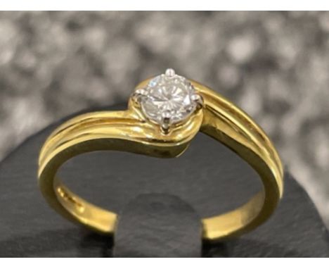 Ladies 18ct gold diamond ring. 3.7g size M