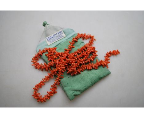 A single row of stick coral beads