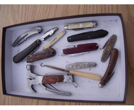 Tray containing a selection of various vintage and modern pocket knives 