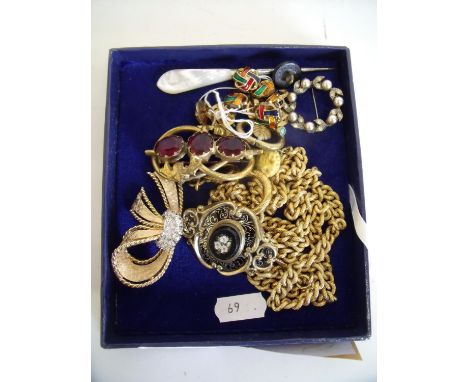 Selection of various quality costume jewellery including Victorian yellow metal brooch with black enamel detail and central f