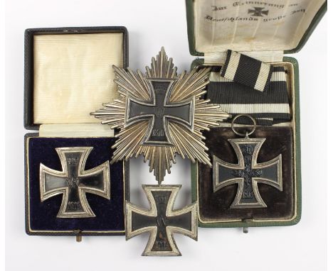 Eisernes Kreuz 1914,  Kreuz 1. Klasse 4 Exemplare, jeweils an Nadel, 3 Verleihungsetuis, dazu Kreuz 2. Klasse mit Hersteller 