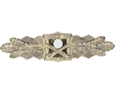 Nahkampfspange in Silber, 2. Stufe für 30 Nahkampftage. Buntmetall versilbert, Eisenplättchen, Hersteller "A.G.M. u. K. GABLO