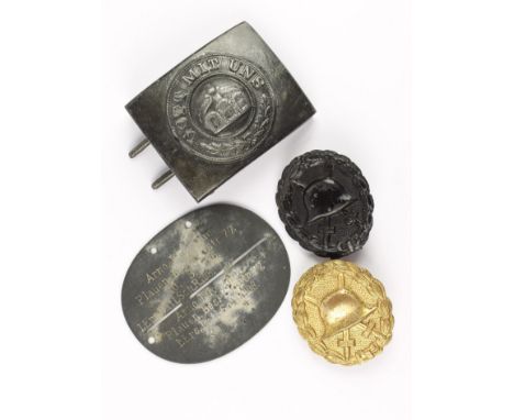 Verwundetenabzeichen in Schwarz und Gold, feldgraues Koppelschloß "GOTT MIT UNS" (Kopie), Erkennungsmarke für Arno Fügmann 1.