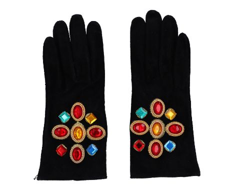 CHRISTIAN LACROIX VINTAGE Handschuhe, Gr. 7,5. Velours-Schweine-Leder in Schwarz mit Kunststeinbesatz. Tragespuren vorhanden.