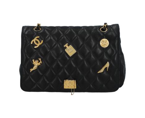 CHANEL VINTAGE Schultertasche "FLAP BAG", Koll.: 1994-1996. Schwarzes Lammleder mit Rautensteppung, vergoldeter Hardware, Übe