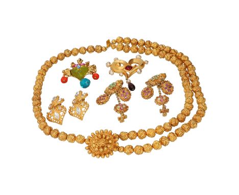 CHRISTIAN LACROIX VINTAGE Modeschmuck-Konvolut. Goldfarbene Modelle, zwei Ohrclips, zwei Broschen und ein Collier. Tragespure