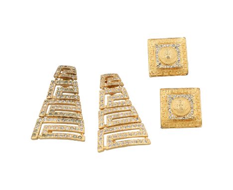 GIANNI VERSACE VINTAGE Modeschmuck Ohrclips Konvolut. Konvolut bestehend aus zwei Paar Ohrclips. Jeweils in Goldfarben und mi