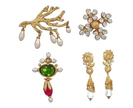 CHRISTIAN LACROIX VINTAGE Modeschmuck-Konvolut. Goldfarbene Modelle teilweise mit Kunststeinbesatz. Drei Broschen und ein Paa