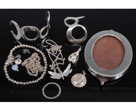 Modern silver and white metal costume jewellery, to include beaded bracelet, pendants, cuff bangle (a/f) etc 