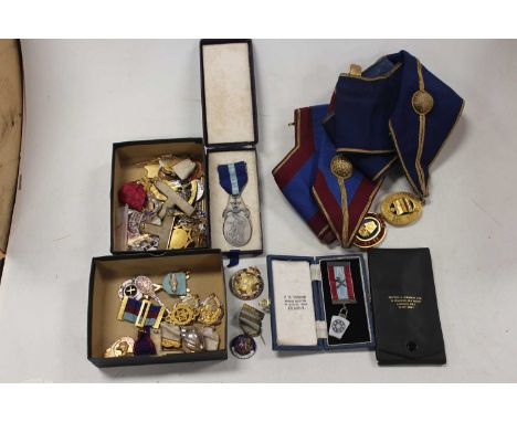 A mid 20th century Masonic hospital jewel inscribed W Bro RJC Hunt No. 556, in original box, together with various other base