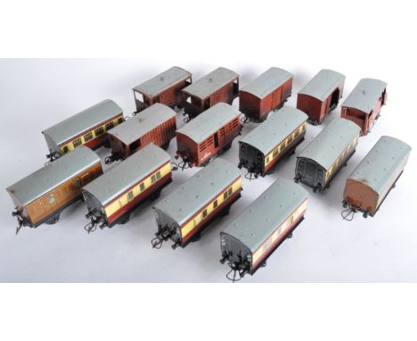 A collection of x15 vintage Hornby O gauge model railway trainset locomotive rolling stock wagons to include coach wagons, br