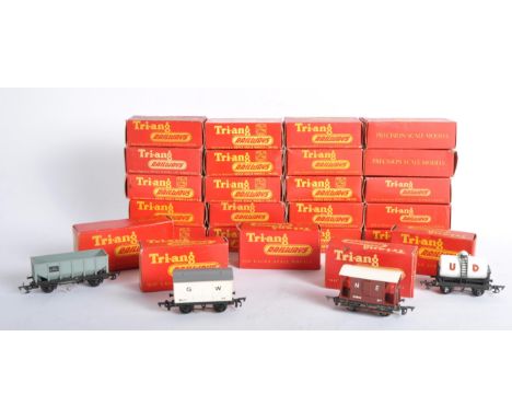 A collection of x25 vintage Triang / Tri-ang 00 gauge model railway trainset locomotive rolling stock wagons and accessories.