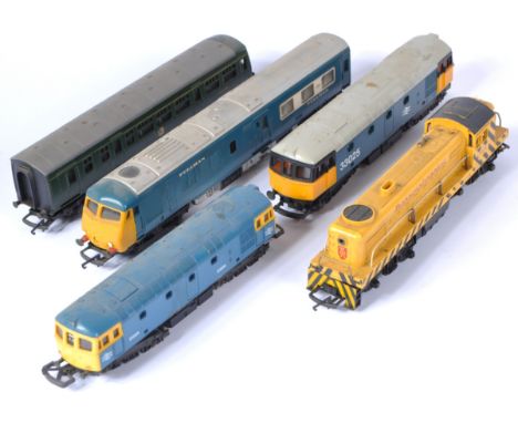 A collection of x5 vintage Triang / Tri-ang and Lima 00 gauge model railway trainset locomotive engines comprising; Triang R1