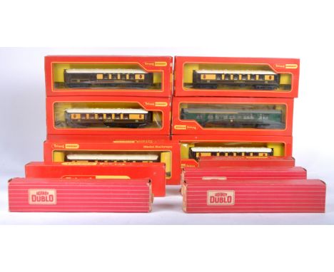 A collection of x12 assorted vintage Triang / Hornby Dublo 00 gauge model railway trainset locomotive rolling stock coaches /