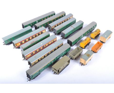 A collection of original vintage Hornby Dublo 00 gauge model railway trainset locomotive rolling stock coaches / carriages an