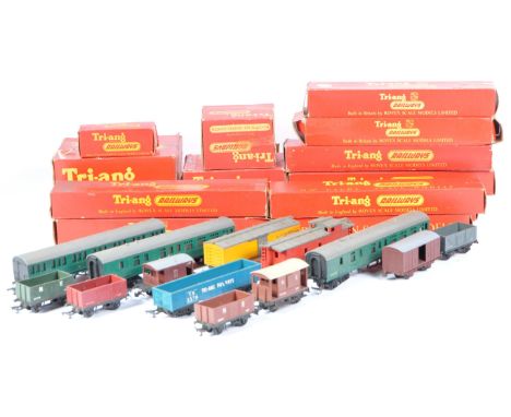 A collection of assorted vintage Triang / Triang and other 00 gauge model railway trainset locomotive rolling stock wagons an