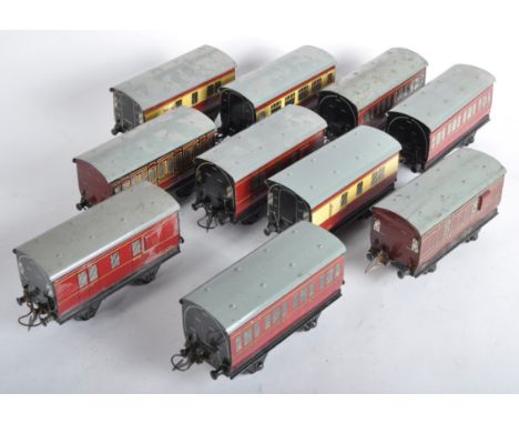 A collection of x10 vintage Hornby O gauge tinplate model railway trainset locomotive rolling stock passenger coaches / carri