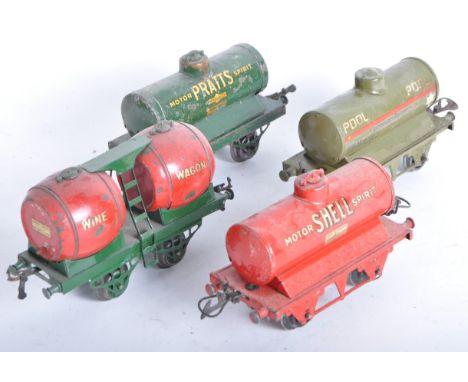 A collection of x4 vintage Hornby O gauge tinplate model railway trainset locomotive rolling stock wagons comprising; Double 