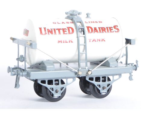 A vintage Hornby restoration O gauge tinplate model railway trainset locomotive rolling stock wagon ' Glass Lined United Dair