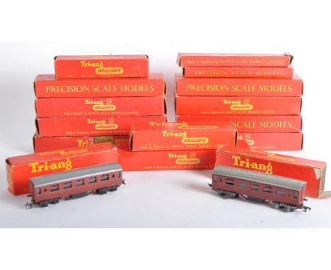 A collection of x15 vintage Triang / Tri-ang 00 gauge model railway trainset locomotive rolling stock wagons / coaches. Examp