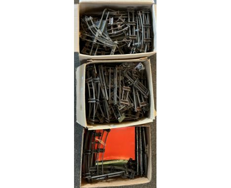 A large collection of assorted vintage Hornby O gauge model railway trainset pieces. Various lengths including straights, cur