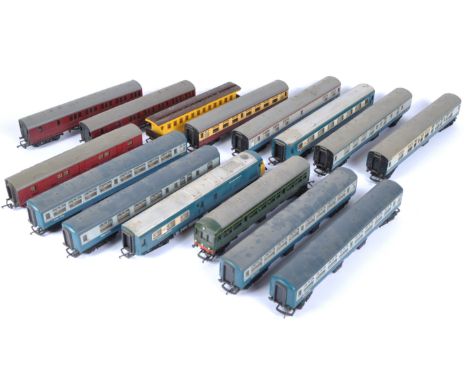 A collection of x15 vintage Triang / Tri-ang Hornby 00 gauge model railway trainset locomotive rolling stock coaches / carria