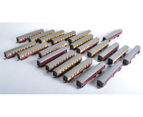 A collection of x20 vintage Triang / Tri-ang 00 gauge model railway trainset locomotive coaches / carriages. Examples compris