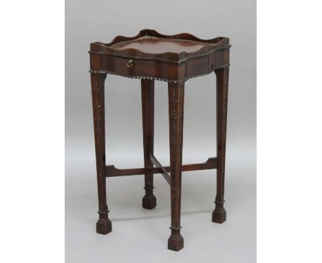 GEORGE III MAHOGANY URN STAND, with a wavy gallery, single pull out shelf, serpentine sides and tapering square section legs 