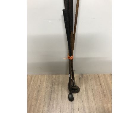 BUNDLE OF VINTAGE GOLF CLUBS INCLUDING PUTTER RAVENSWORTH NEWCASTLE