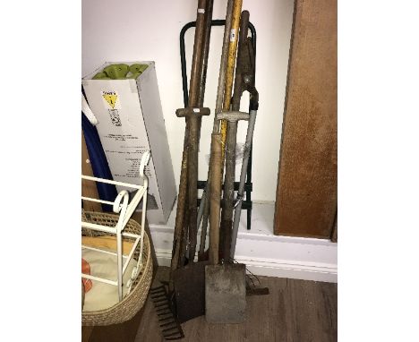 LOT OF GARDEN TOOLS