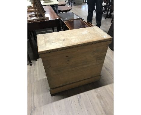 VINTAGE PINE LINEN BOX