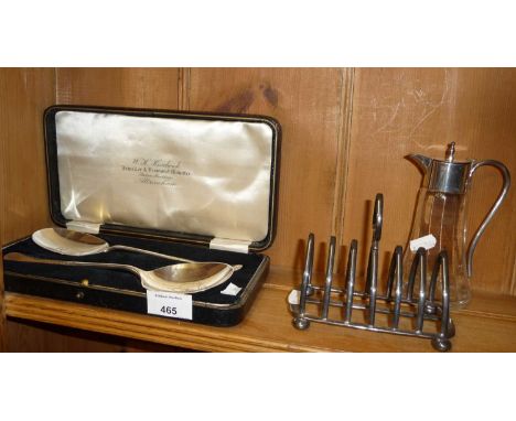 Silver plate: Cased pair of serving spoons, toastrack and an oil flask