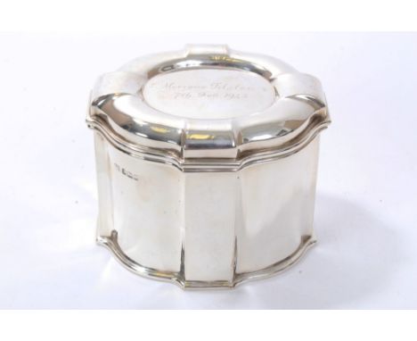 George V silver tea caddy of octagonal form, with panelled sides and hinged domed and panelled cover, with central well and e
