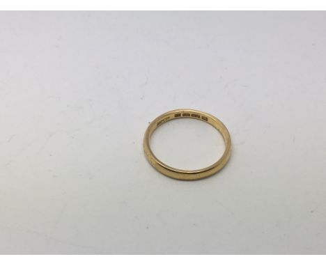 A small 22ct gold wedding band, approx 2.2g and approx size K.