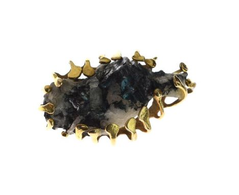Yellow metal set mineral bar brooch, the irregular boulder within claw setting, stamped 9ct   Condition: 