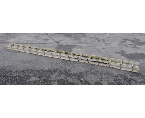 32 rung aluminium extending ladder   Condition: 