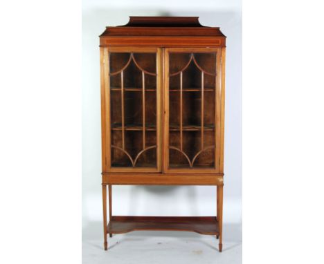 AN EDWARDIAN INLAID MAHOGANY DISPLAY CABINET WITH ASTRAGAL GLAZED DOORS, raised upon square tapered legs ending in spade feet