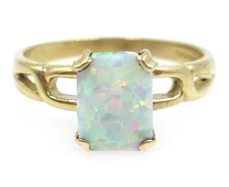 9ct gold single stone opal ring, hallmarked Condition Report Size O, approx 2.4gm