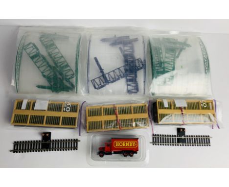 3x Hornby OO Gauge Station Over Roofs, 2x R8206 Power Tracks, 3x Hornby/Triang Platform Canopies with Platform, 1x Hornby (Da