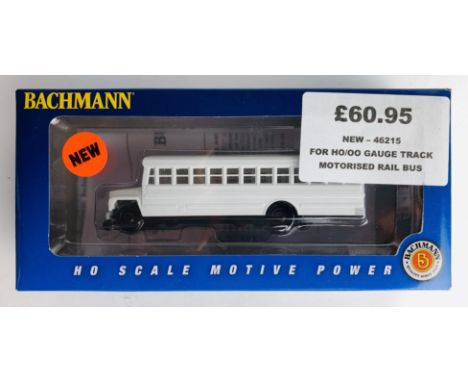 Bachmann HO Gauge 46215 Motorised Bus - Plain White - New Ex Shop Stock. P&amp;P Group 1 (£14+VAT for the first lot and £1+VA