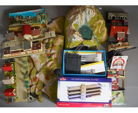 A Bachmann 00 gauge boxed Low Relief Multi-Story Car Park together with assorted loose model Railway buildings and accessorie