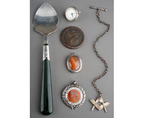 An Arts &amp; Crafts style silver and Jadeite condiment spoon, stamped S.T.G SILVER together with a Georgian style oval agate