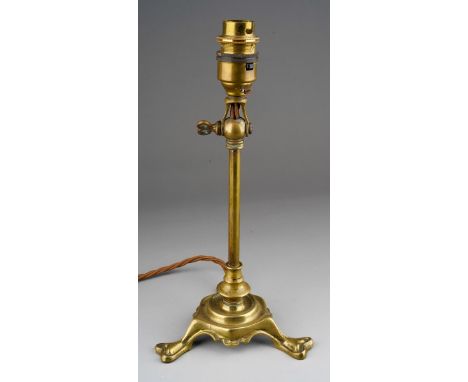 Art Nouveau brass table lamp in manner of Benson, measuring approx. 27 cm tall